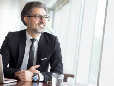 Coaching-systemowy-mezczyzna-z-latopem