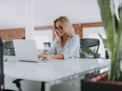 Kobieta-z-laptopem-przy-biurku-sesje-coachingu