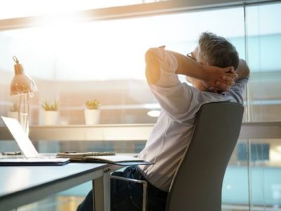 Mezczyzna-przy-biurku-odpornosc-psychofizyczna