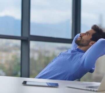 Coaching emocji mezczyzna przy biurku